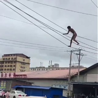 #网友投稿：缅甸佤邦惊现“蜘蛛侠”！应该是嗨大了才这么勇，高压线上走钢丝，一路火花带闪电😂