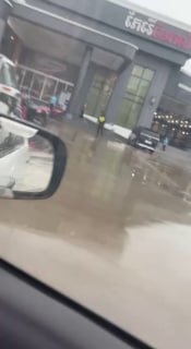 #群友投稿：“波贝”夜市旁边一处窝点被警察突袭了，目前4.5量大巴车已就位，道路也封锁了，看样子抓了不少人。