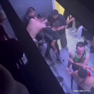 #群友投稿：🇻🇳“胡志明市”一同性恋酒吧，刚刚楼上神秘包间一男子被保安搀扶着才能走路，估计菊花了…
